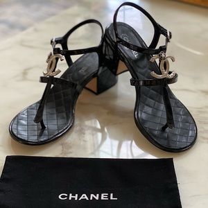 AUTHENTIC CHANEL Patent CC Logo Quilted Thong Sandals Size 38 Black